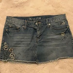 True 21 size 5/6 denim embellished shorts